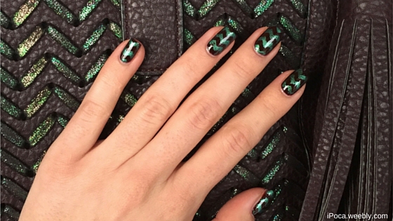 Donkere nagels met metallic groen. 