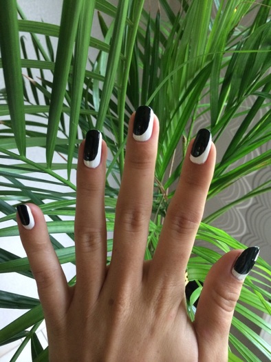 Zwart wit nail art ontwerp. Nagellak OPI: lady in black & Rimmel: white hot love.